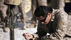 Americký voják uctívá památku zabitého kolegy. Loni v Afghánistánu zahynulo 500 Amerian a koaliních voják.